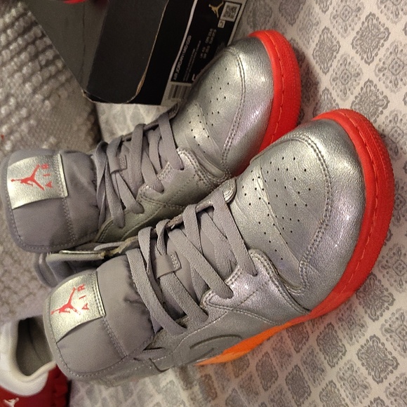 Gentle used Air Jordan 1 mid (gs) - Picture 2 of 12